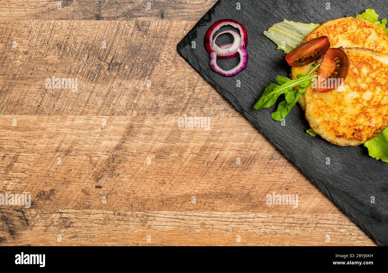 Gegrillter Käse mit Gemüse auf dem Teller. Stockfoto