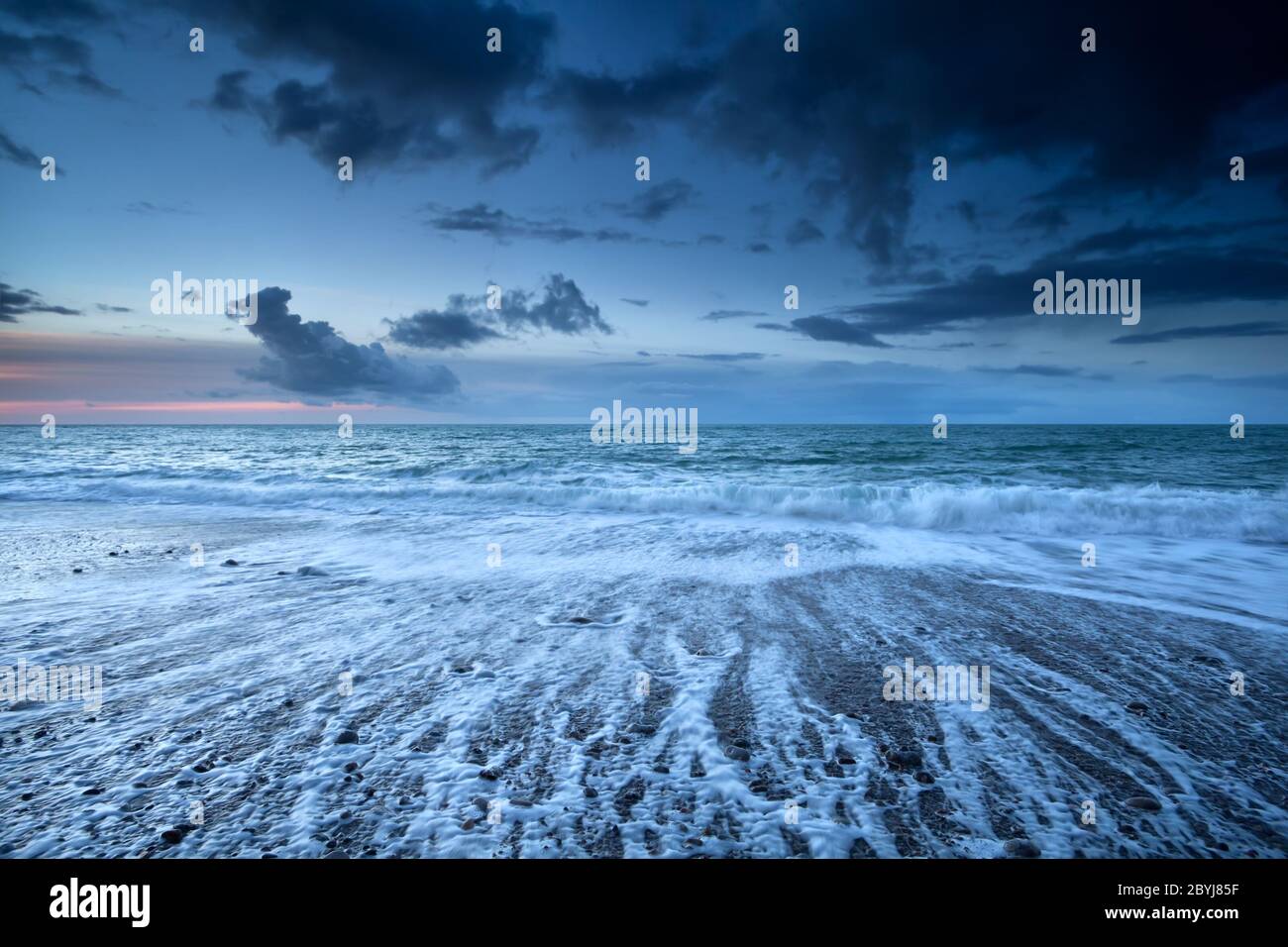 Wellenbewegung an der Atlantikküste Stockfoto