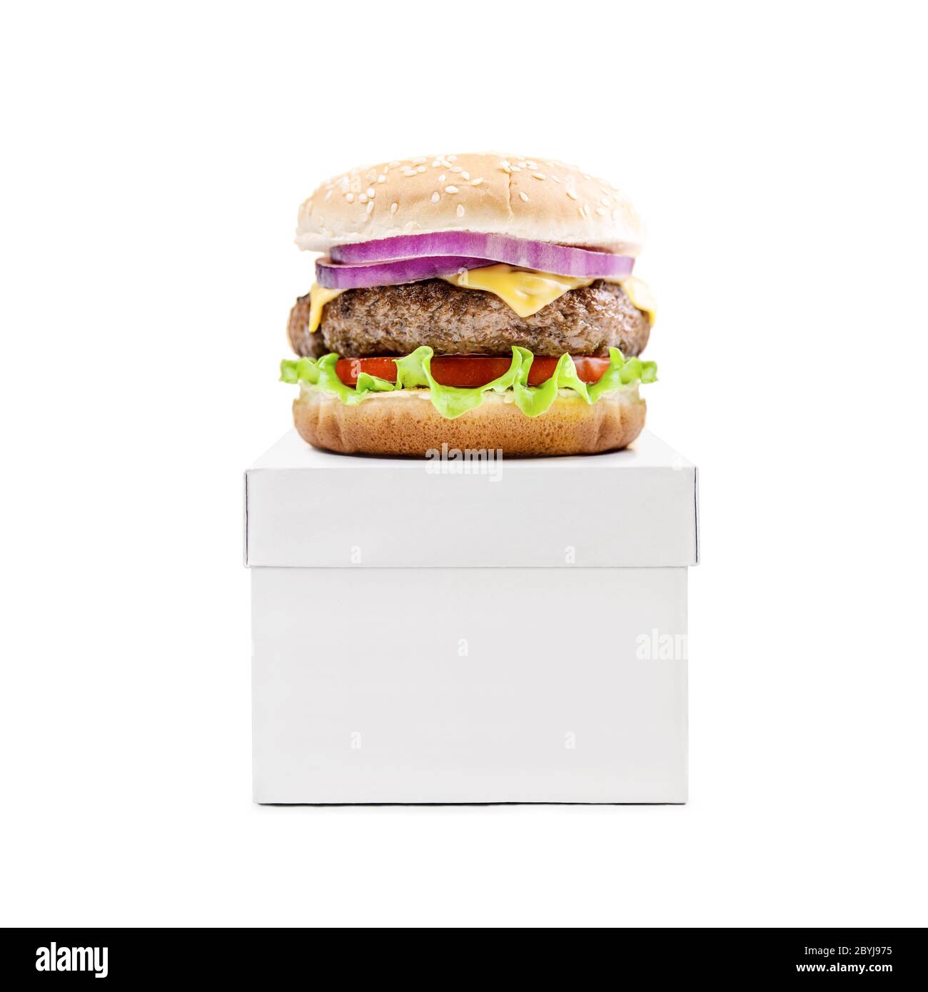 Hamburger Cheeseburger Burger auf weißer Box isoliert auf weißem Hintergrund. Konzept für die Lieferung von Lebensmitteln Stockfoto