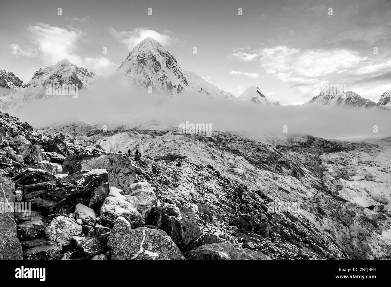 Nepal. Island Peak Trek. Nicht das beste Wetter für Trekking. Wetterwetter mit Blick auf Pumori auf dem Weg nach Gorak Shep und Everest Basecamp Stockfoto