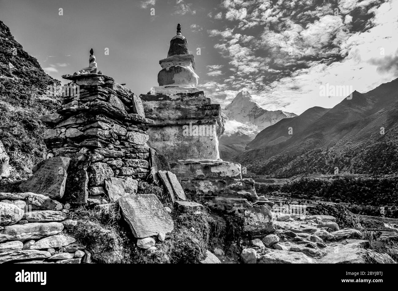 Nepal. Island Peak Trek. Buddhistischer Chor mit Mani-Gebet Steinmauer mit dem weltberühmten Ama Dablam-Gipfel in der Ferne, vom Pfad zwischen Namche Bazaar und Thyangboche aus gesehen Stockfoto