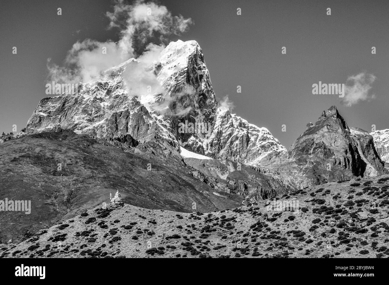 Nepal. Island Peak Trek. Der gewaltige Gipfel von Taboche von oberhalb des Dorfes Dingboche Stockfoto