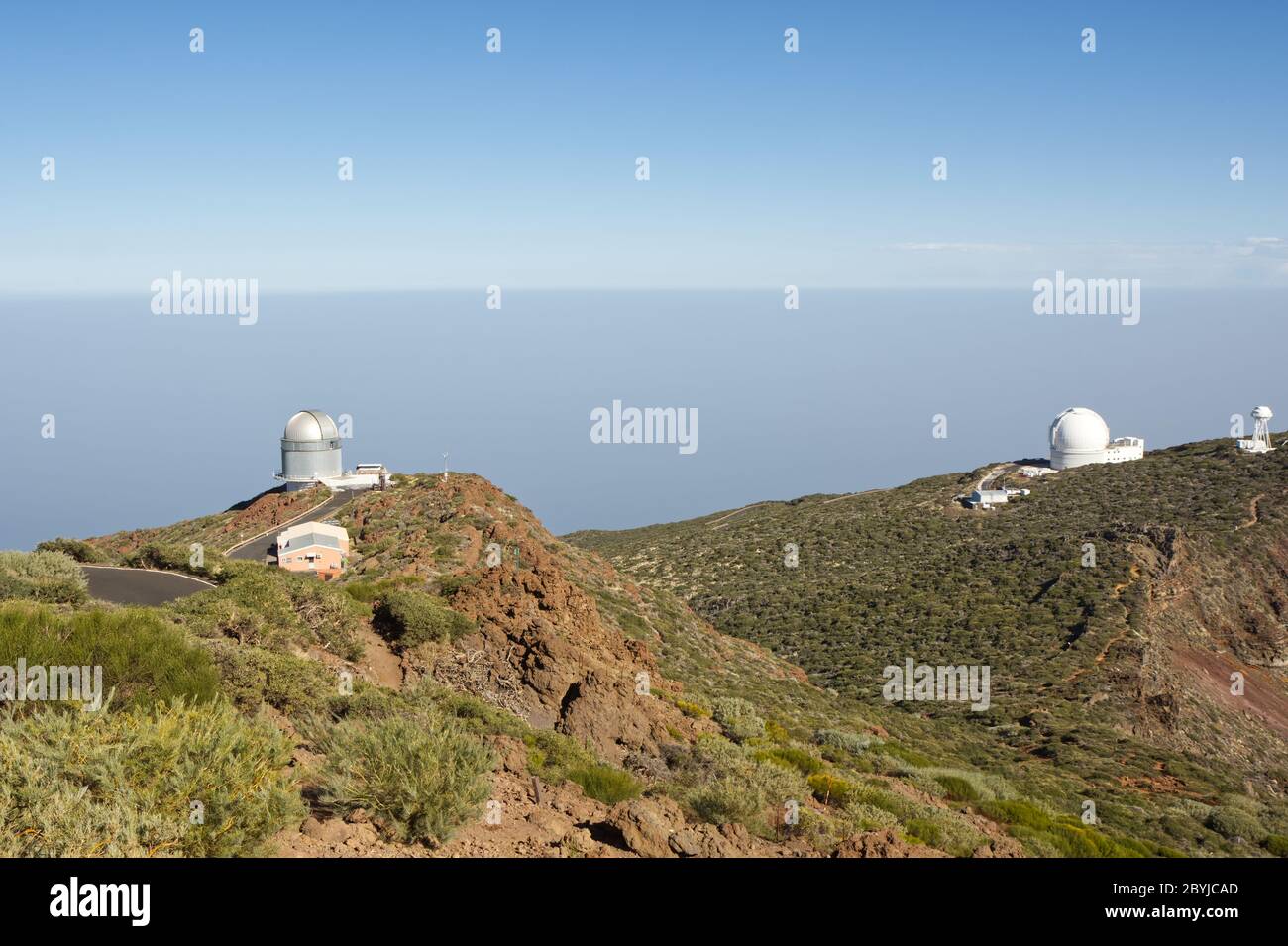 Astronomische Observatorikteleskope auf dem Krater des Vulkans Roque de los Muchachos, La Palma, Kanarische Inseln Stockfoto