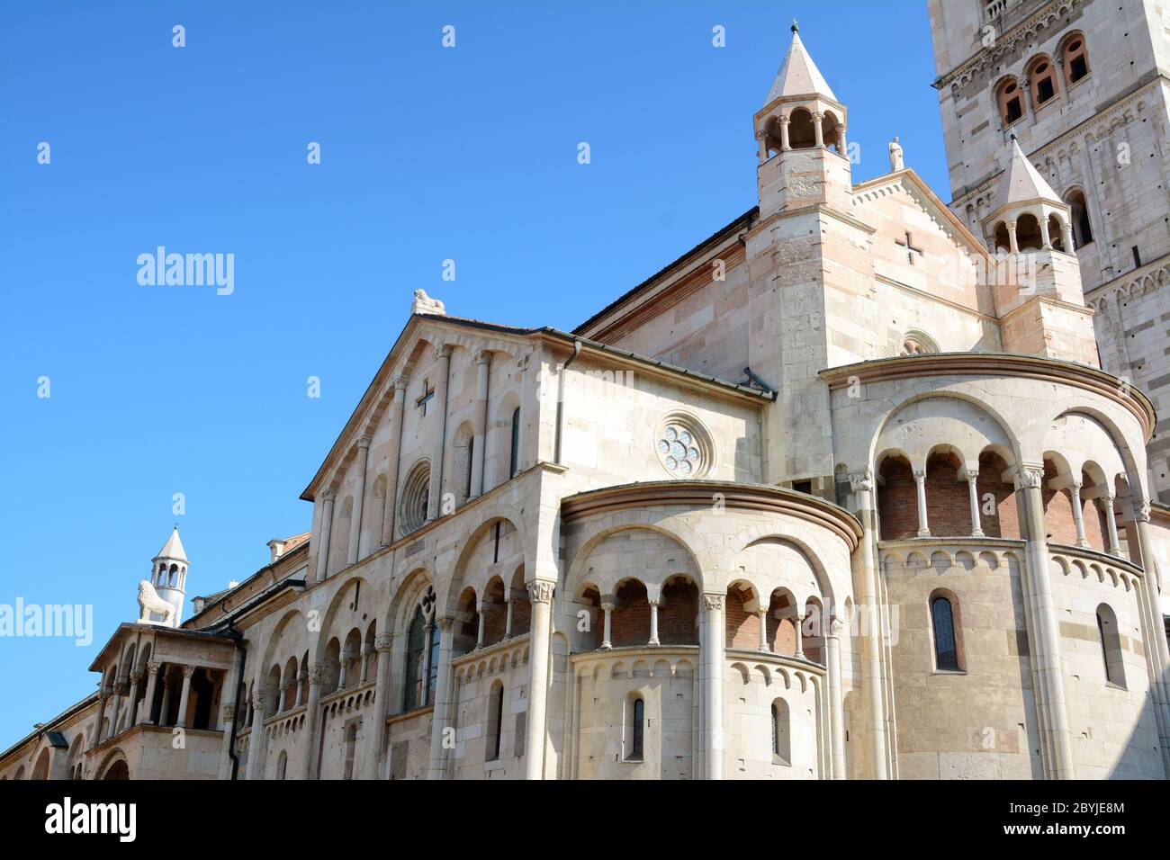 Italien/Modena – 23. Juni 2019: Die Kathedrale von Modena ist ein Meisterwerk des romanischen Stils. Es wurde im Jahr 1099 vom Architekten Lanfranco gebaut Stockfoto