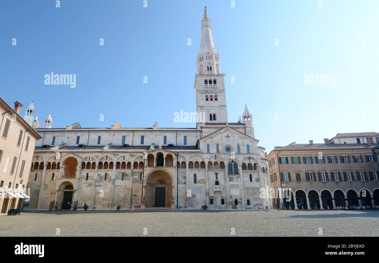 Italien/Modena – 23. Juni 2019: Die Kathedrale von Modena ist ein Meisterwerk des romanischen Stils. Es wurde im Jahr 1099 vom Architekten Lanfranco gebaut Stockfoto