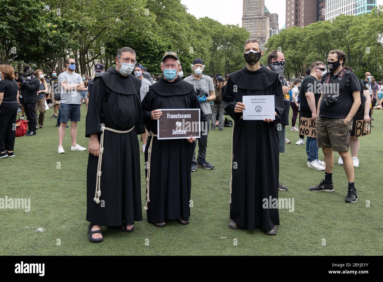 Franziskanermönche halten während eines Protestes zu Black Lives Matter am 04. Juni 2020 in Cadman Plaza, Brooklyn, New York, Zeichen. Der Mord an George Floyd hat s Stockfoto