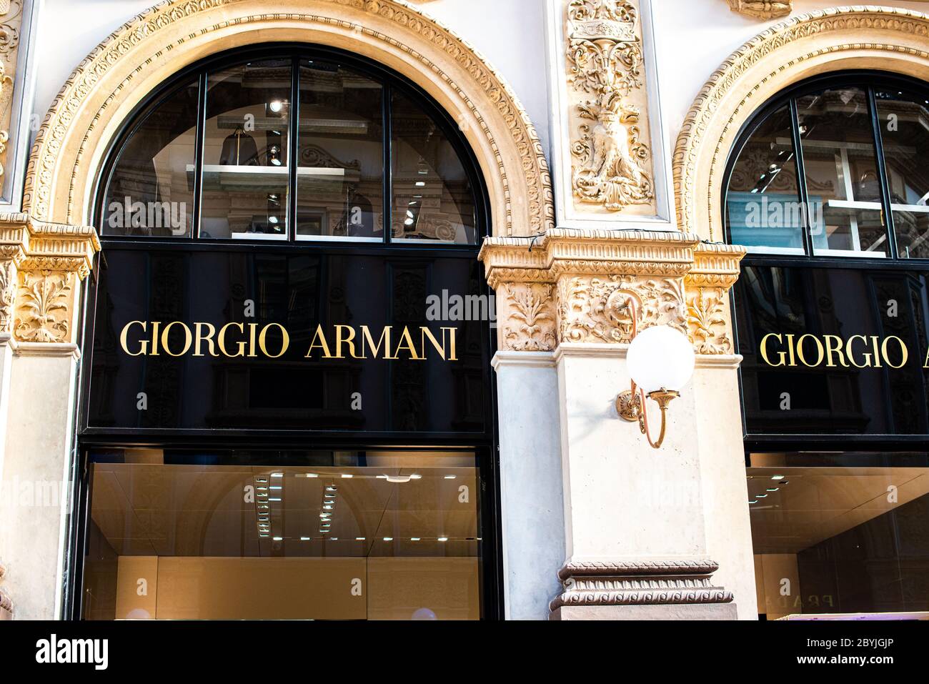 Mailand, Italien, 20. Dezember 2018: Fassade des Louis Vuitton Geschäfts in der Galleria Vittorio Emanuele II das älteste Einkaufszentrum der Welt, Mailand, Italien Stockfoto
