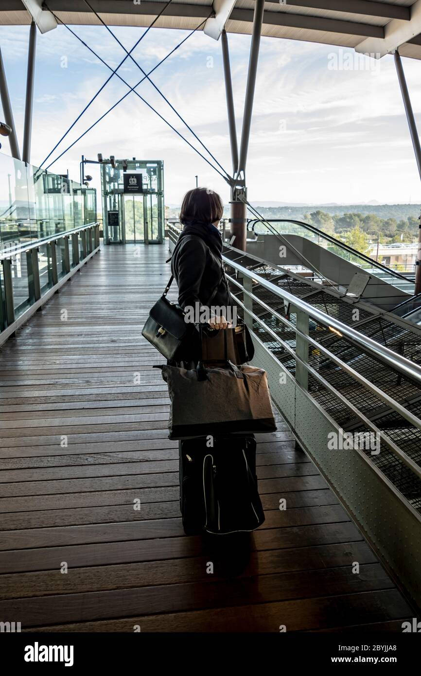 Frau mit Gepäck im Bahnhof in Avignon, Frankreich. Stockfoto