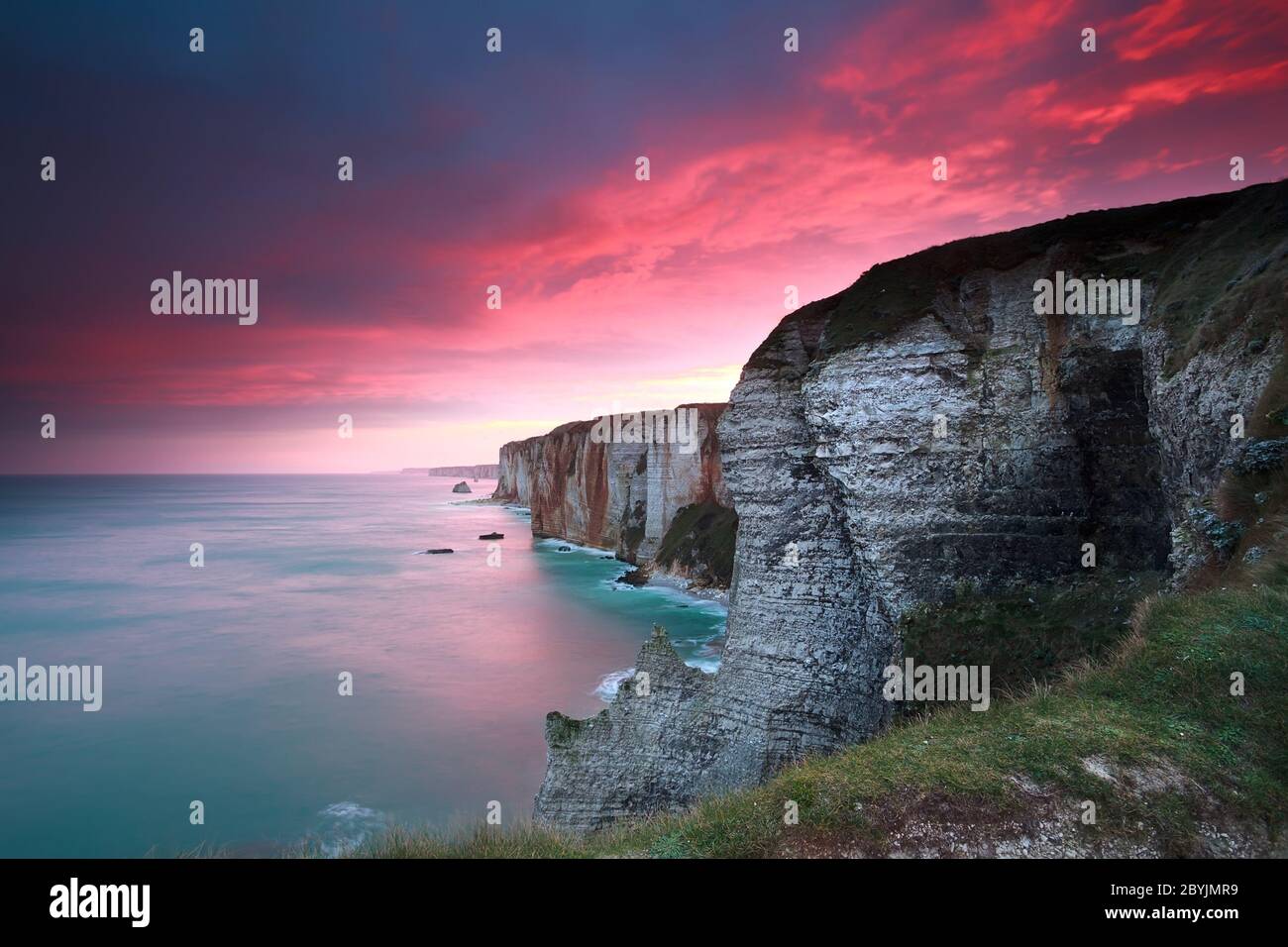 Dramatischer Sonnenaufgang über Klippen im Atlantik Stockfoto