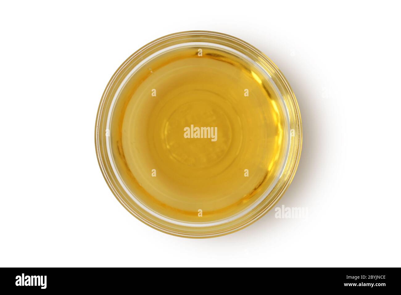 Apfelessig in Glasschale auf weißem Hintergrund Stockfoto