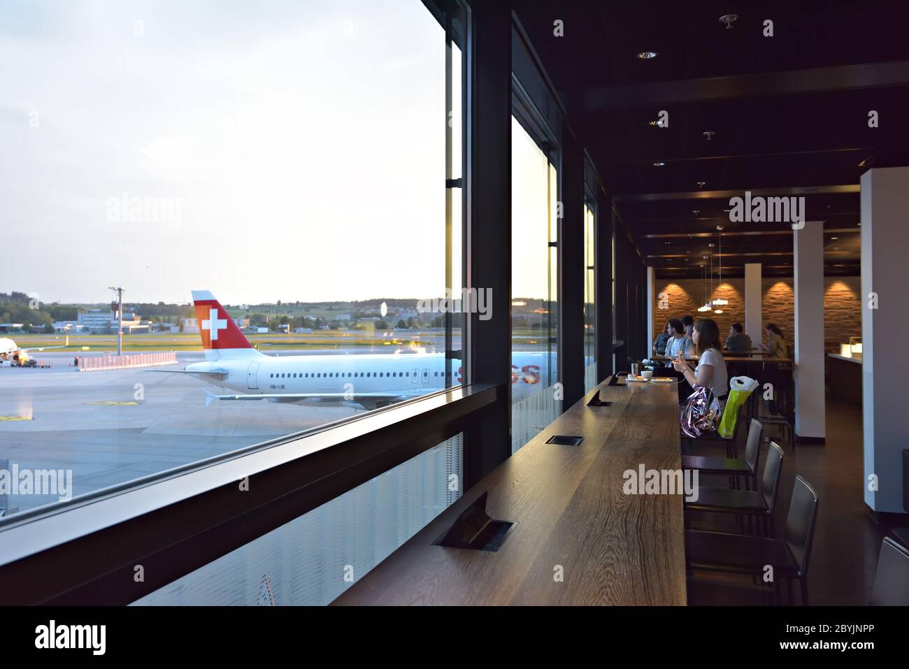 Kloten, Schweiz - 30. Mai 2017: Abflugbereich Zürich mit Passagieren, die auf das Boarding warten. Flughafen Zürich Kloten (auch bekannt als Stockfoto