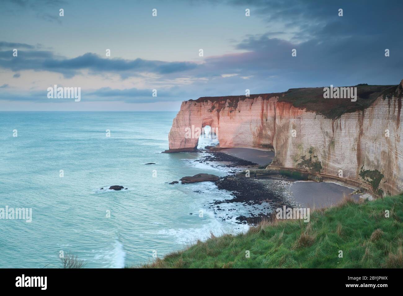 Abendsonne auf Klippen im Meer Stockfoto