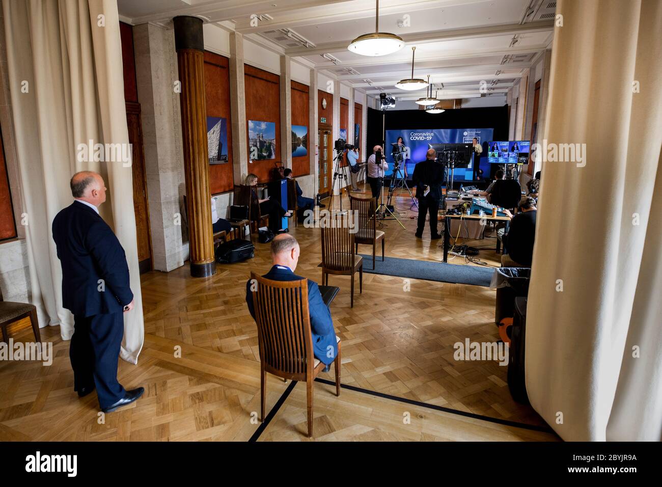 Hinter den Kulissen von Stormont während der COVID-19-Pandemie mit dem ersten Minister Arlene Foster (links) und der stellvertretenden Ersten Ministerin Michelle O'Neill (rechts) auf der nordirischen Pressekonferenz. Stockfoto