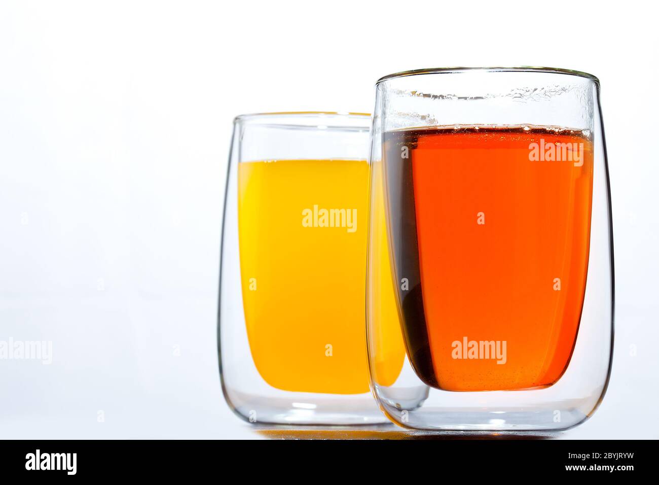 zwei Gläser mit Getränken Stockfoto