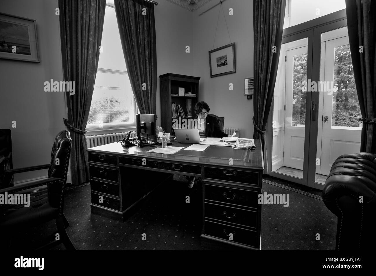 Hinter den Kulissen von Stormont während der COVID-19-Pandemie mit dem ersten Münster Arlene Foster in ihrem Büro. Stockfoto