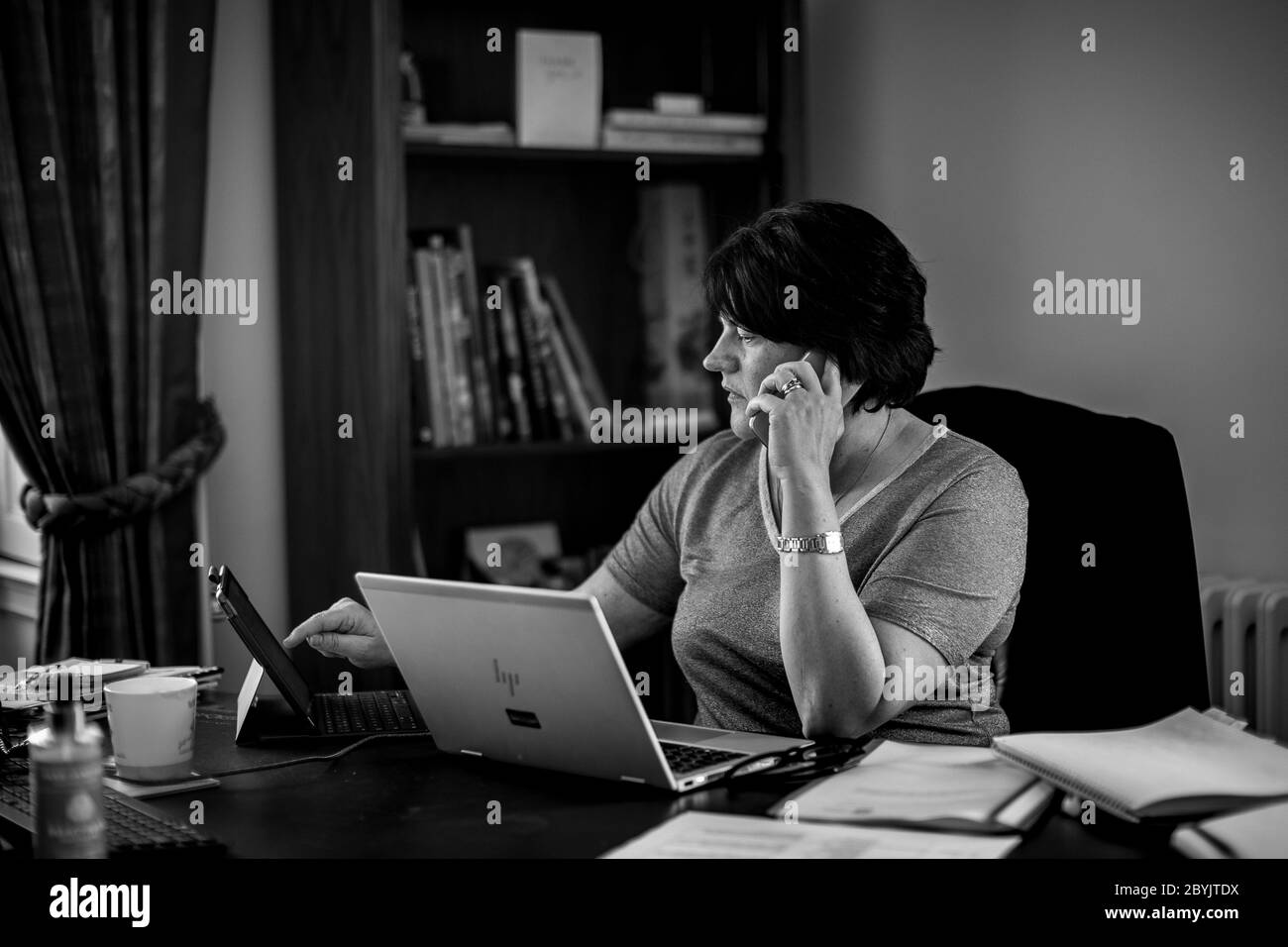 Hinter den Kulissen von Stormont mit dem ersten Münster Arlene Foster in ihrem Büro während der Covid-Pandemie. Stockfoto