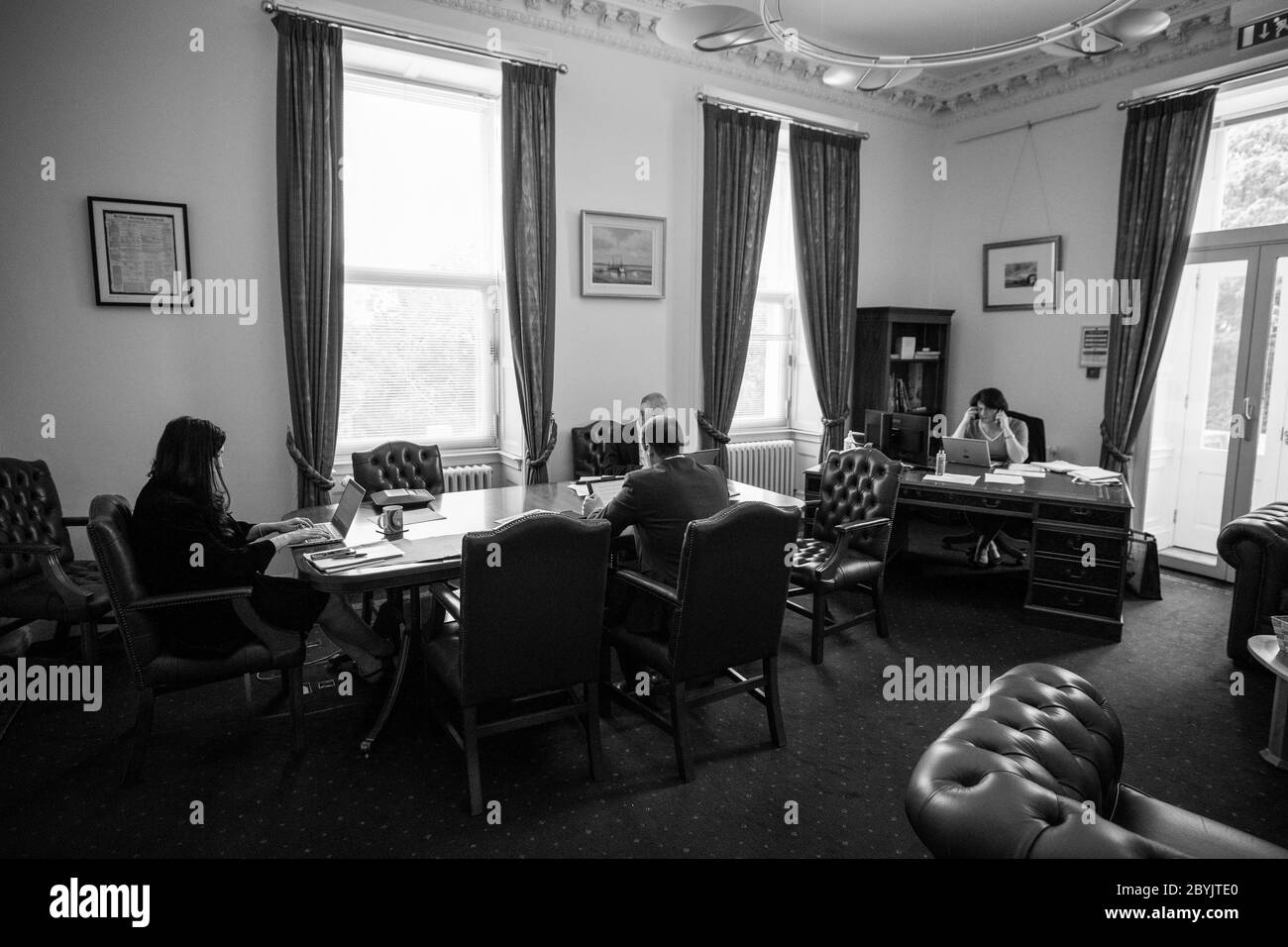 Hinter den Kulissen von Stormont während der COVID-19-Pandemie mit der ersten Ministerin Arlene Foster (rechts) in ihrem Büro mit ihren SPADs Emma Little-Pengelly (links) und Dr. Phillip Weir (hinten Mitte) und Juniorminister Gordon Lyons (vorne Mitte). Stockfoto