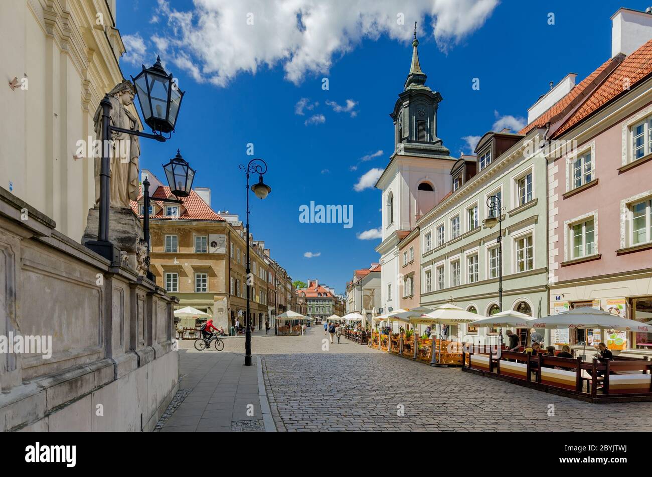 Warschau, Masowien Provinz, Polen. Nowomiejska Straße in Neustadt mit Dominikanerkirche Turm Glocke. Stockfoto