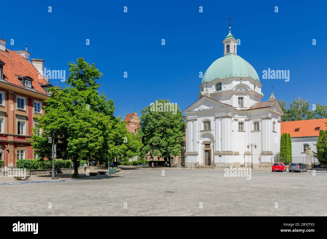 Warschau, Masowien Provinz, Polen. Marktplatz in Newtown mit barocker Kirche Saint Casimir Stockfoto