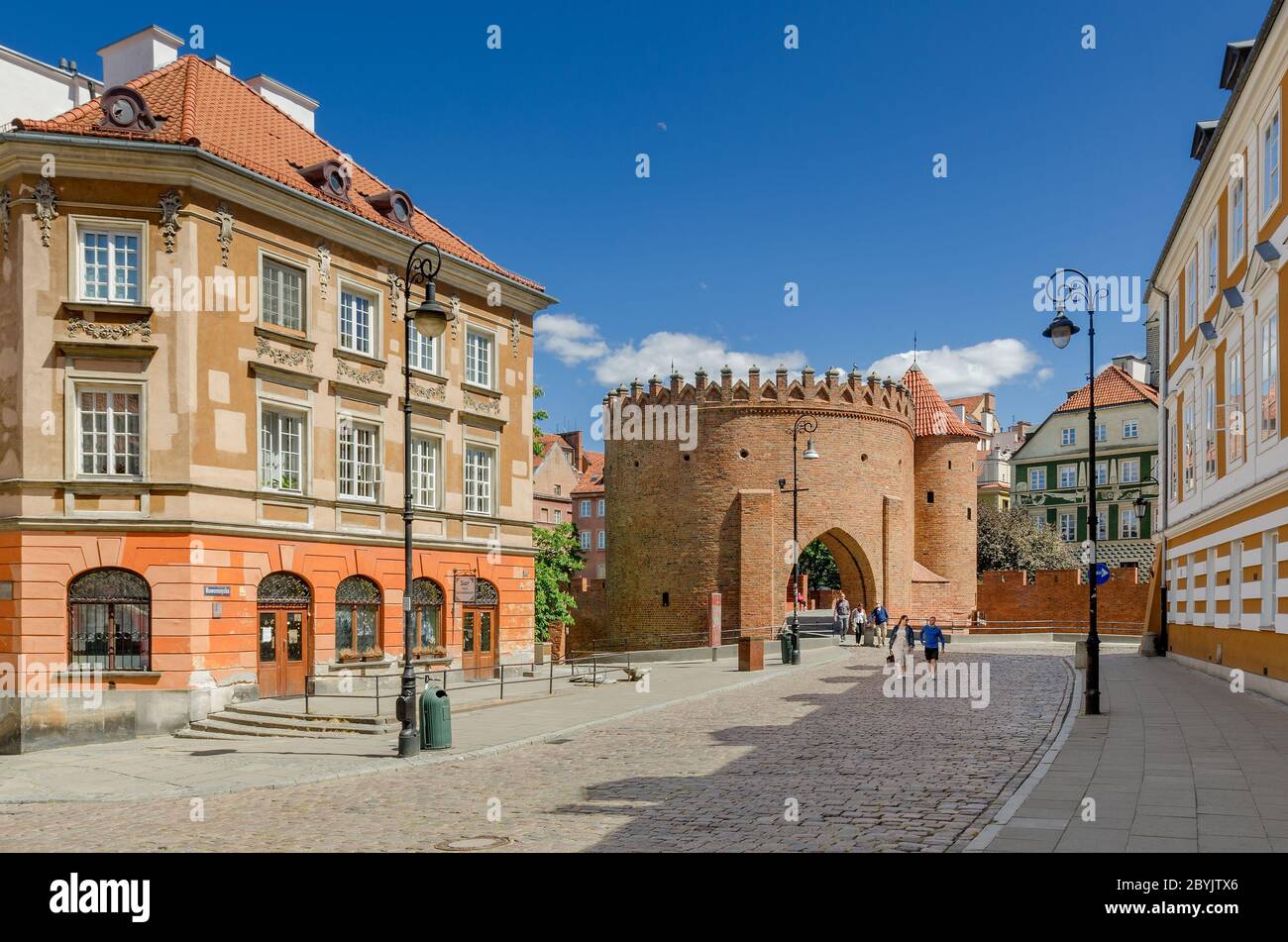 Warschau, Masowien Provinz, Polen. Mittelalterliche barbikan- und Mietshäuser in der Nowomiejska Straße im Neustädter Stadtteil. Stockfoto