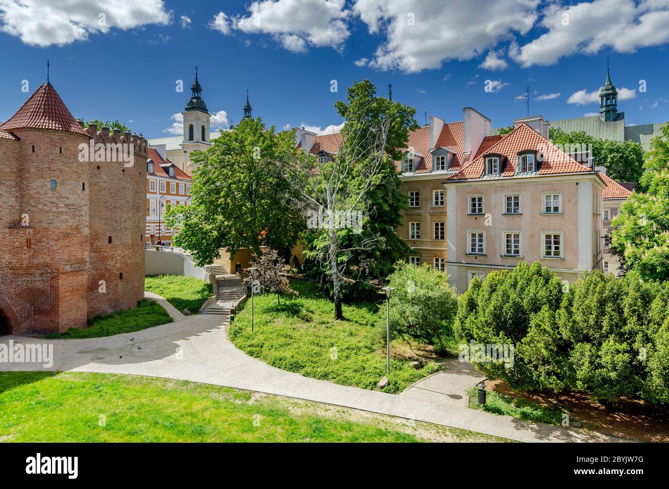Warschau, Masowien Provinz, Polen. Blick durch den Graben in die Neustadt. Barbican Festung auf der lef. Stockfoto