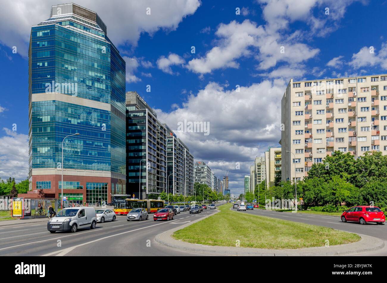 Warschau, Masowien Provinz, Polen. WESTERN Gate Area, moderne Bürogebäude gegenüber von Apartmentblocks aus den 70er Jahren. Jerozolimskie Avenue. Stockfoto