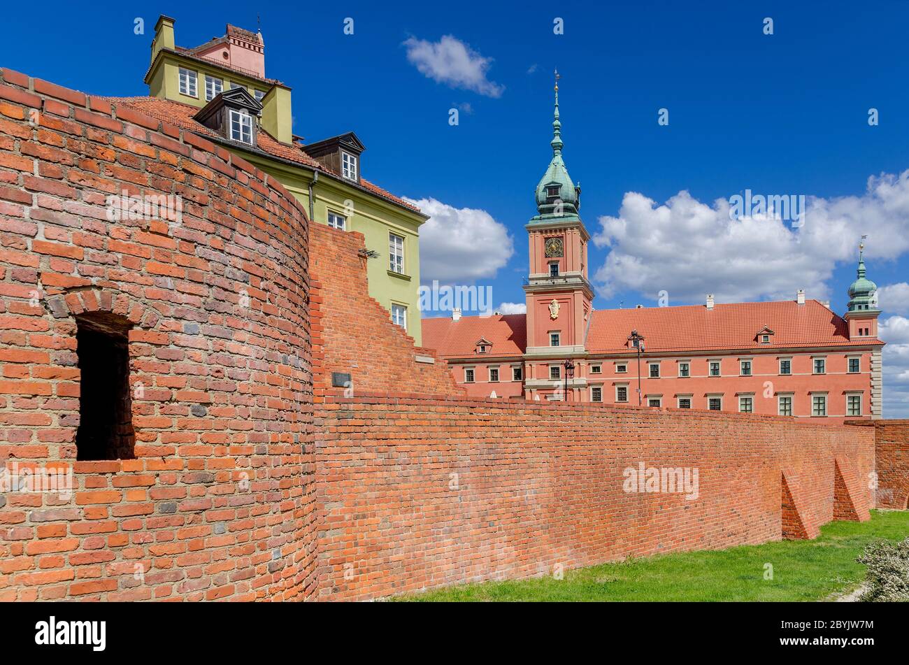 Warschau, Masowien Provinz, Polen. Blick durch den Graben und die Verteidigungsmauern auf das Königsschloss. Altstadt. Stockfoto