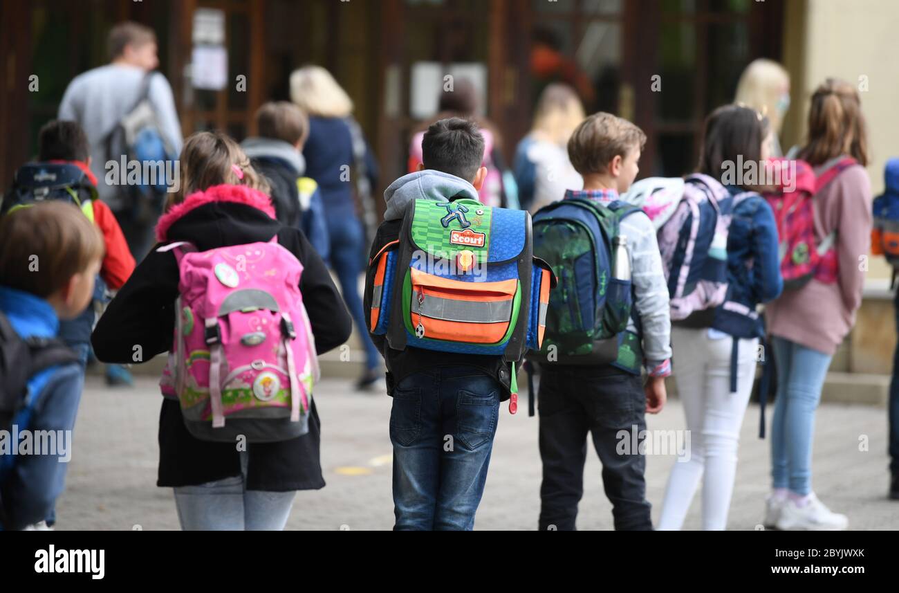 Wiesbaden, Deutschland. Juni 2020. Auf dem Schulhof vor der Klasse stehen weit entfernt Schüler der vierten Klasse der Robert Schumann Grundschule. Kredit: Arne Dedert/dpa/Alamy Live News Stockfoto