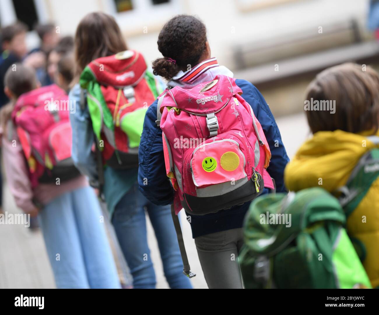 Wiesbaden, Deutschland. Juni 2020. Auf dem Schulhof vor der Klasse stehen weit entfernt Schüler der vierten Klasse der Robert Schumann Grundschule. Kredit: Arne Dedert/dpa/Alamy Live News Stockfoto
