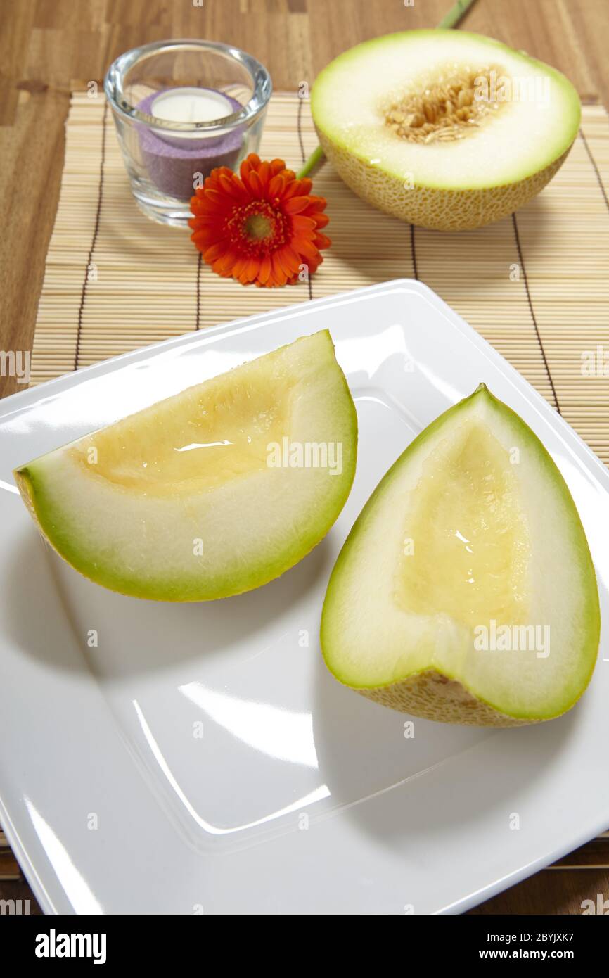 Viertel einer galia Melone auf einem Teller Stockfoto