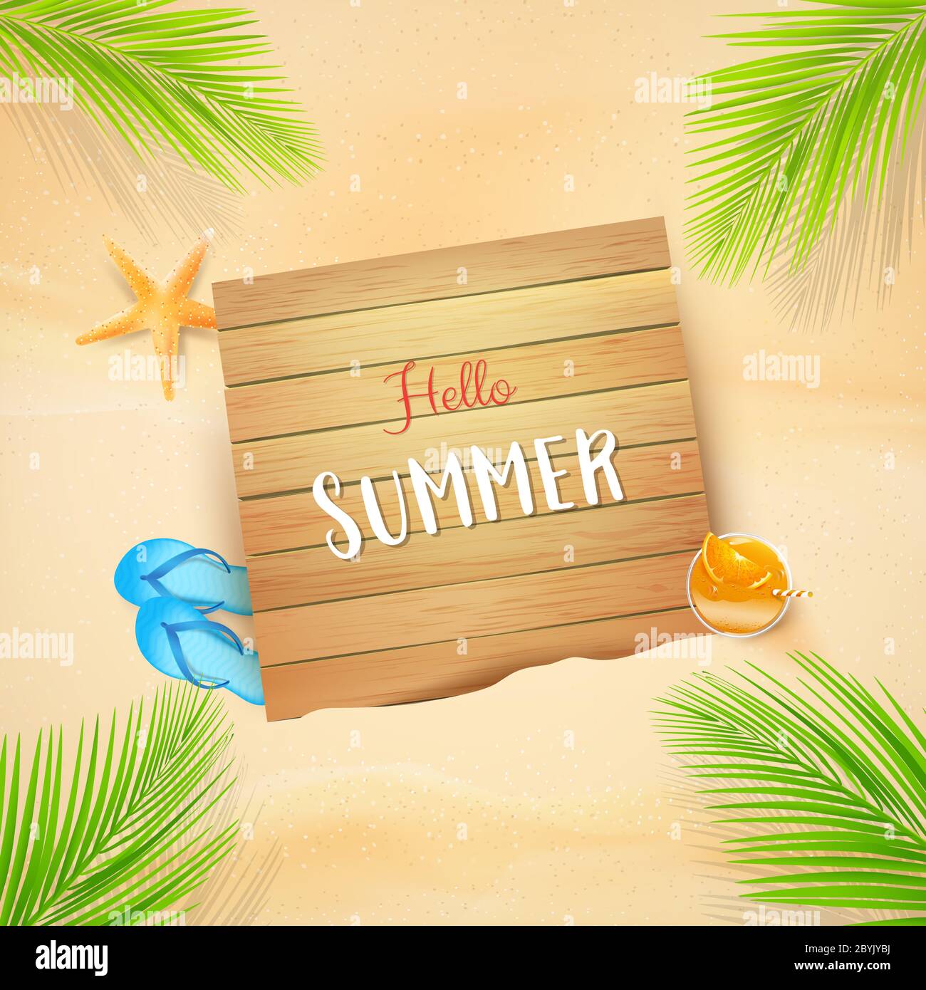 Abstrakter Hintergrund für das Sommerferienkonzept, mit Orangensaftblumen-Sonnenglas auf Holztisch, vor Sand und Meeresstrand Seesterne Schalengrüne le Stockfoto