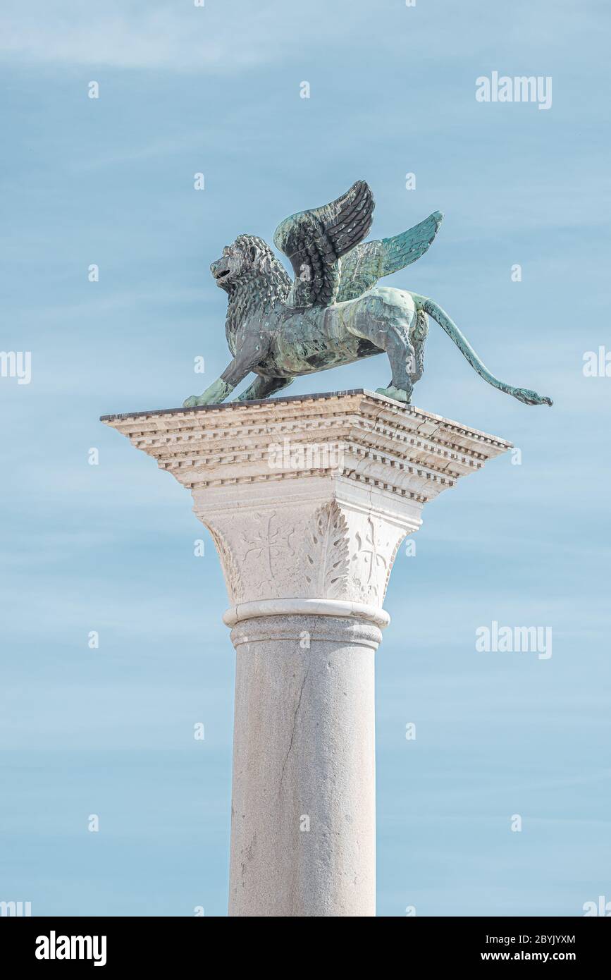 Top-Turm Skulptur des geflügelten Löwen von Venedig im Dogenpalast als venezianisches Symbol, Venedig, Italien, Sommerzeit, Nahaufnahme, Details Stockfoto