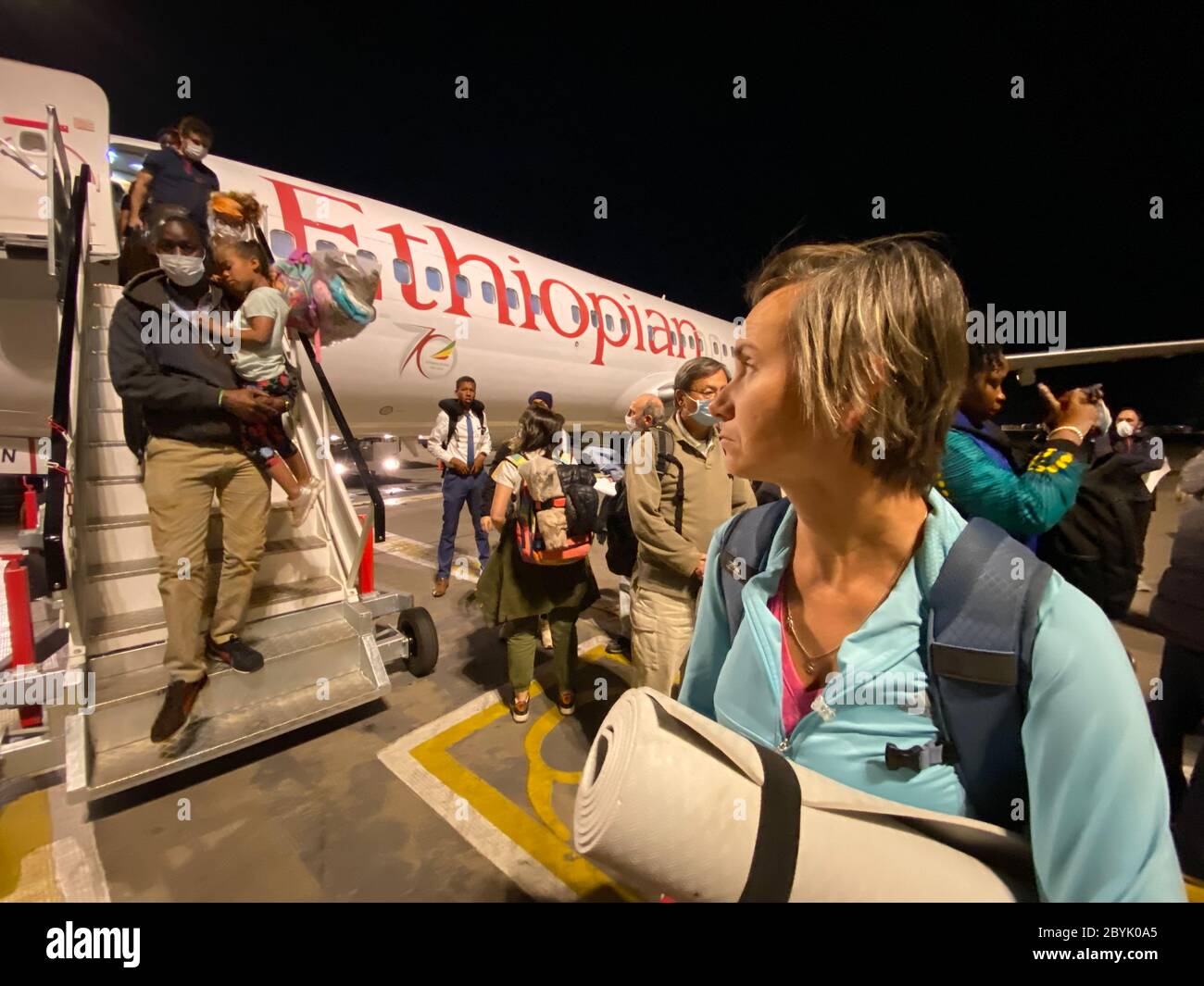 Reisende, die nach einem langen Flug am internationalen Flughafen Bole, Addis Abeba, Äthiopien, abfliegen Stockfoto