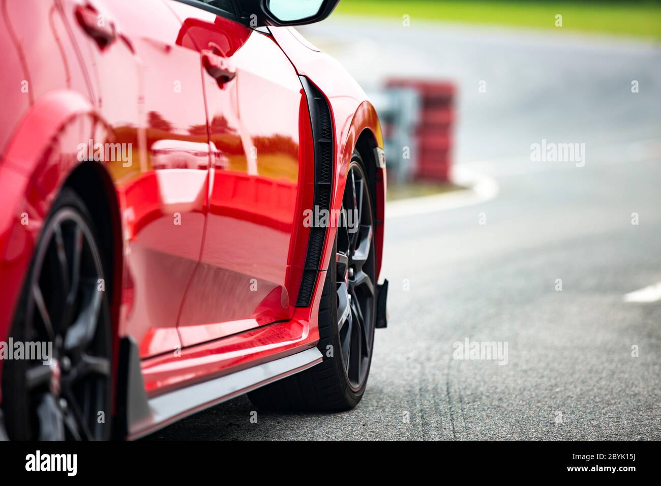 Motorsport-Foto, Nahaufnahme eines gran turismo-Autos auf einer Sportstrecke. Stockfoto