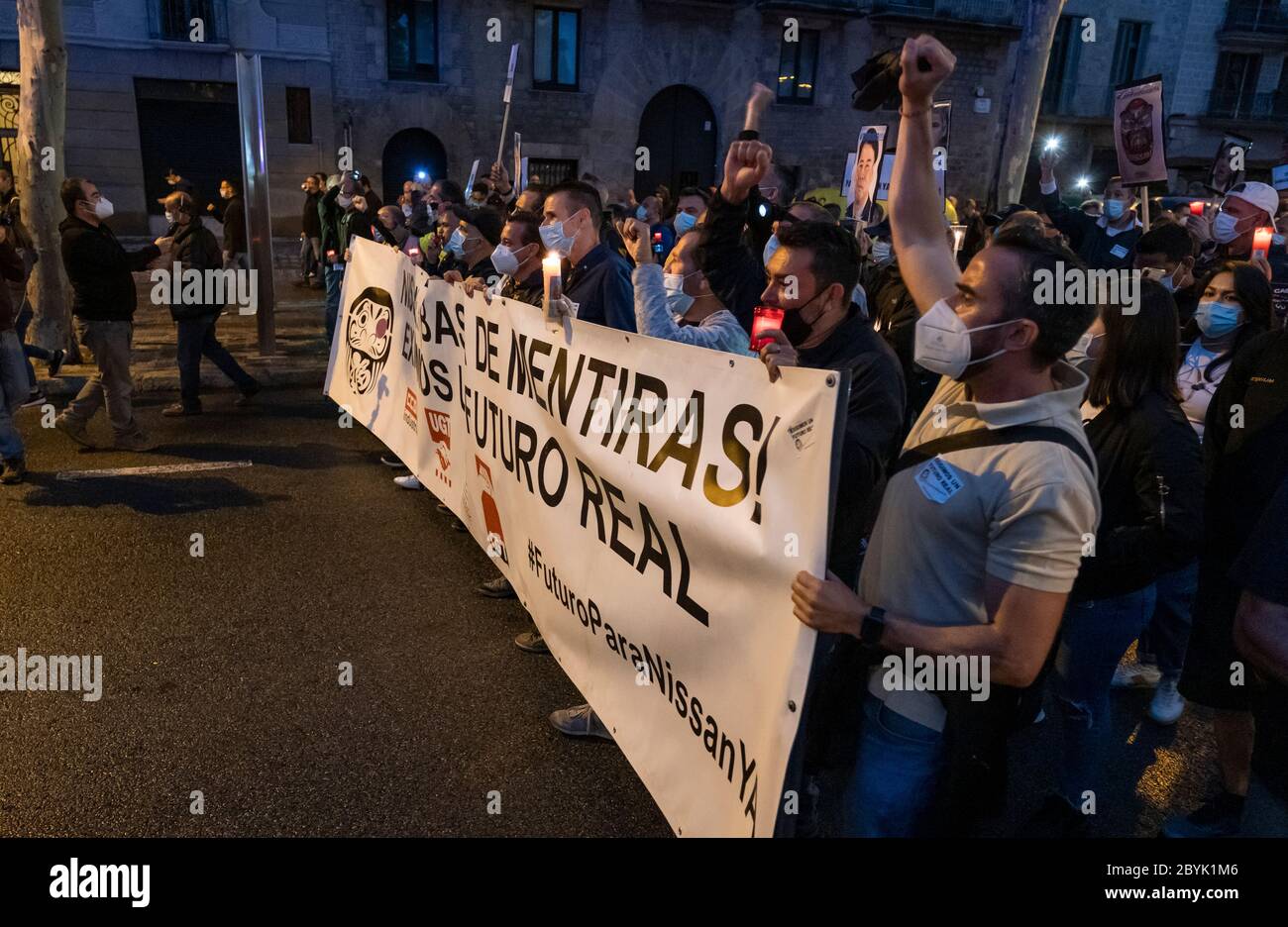 Während des Protestes werden Nissan-Arbeiter mit einem Transparent gesehen.Arbeiter des japanischen Automobilherstellers haben einen nachtmarsch in Barcelona durchgeführt, um die mehr als 20,000 Arbeitsplätze zu visualisieren, die durch die Schließung des Produktionswerks in der Zona Franca (Barcelona) gefährdet sind. Stockfoto