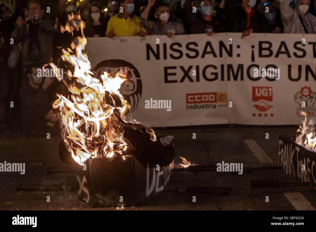 Die symbolischen Särge der Nissan-CEOs werden in Brand gesteckt.Arbeiter des japanischen Automobilherstellers haben einen nachtmarsch in Barcelona durchgeführt, um die mehr als 20,000 Arbeitsplätze zu visualisieren, die durch die Schließung der Produktionsstätte in der Zona Franca (Barcelona) gefährdet sind. Stockfoto