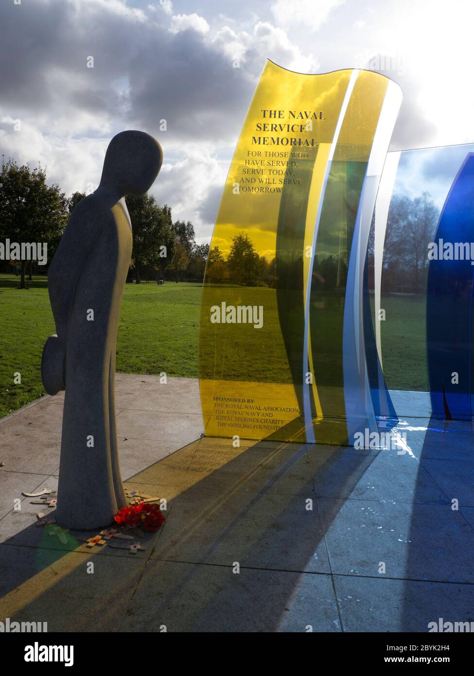 Die Naval Service Memorial Skulptur im National Memorial Arboretum in der Nähe von Alrewas Stafforshire. Das National Memorial Arboretum ist ein britischer Ort Stockfoto