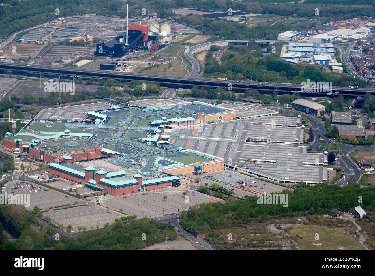 Ein Luftbild von Meadowhall Shopping Centre, Sheffield, South Yorkshire Nordengland, Parkplatz völlig leer unter Coronavirus Lockdown Stockfoto