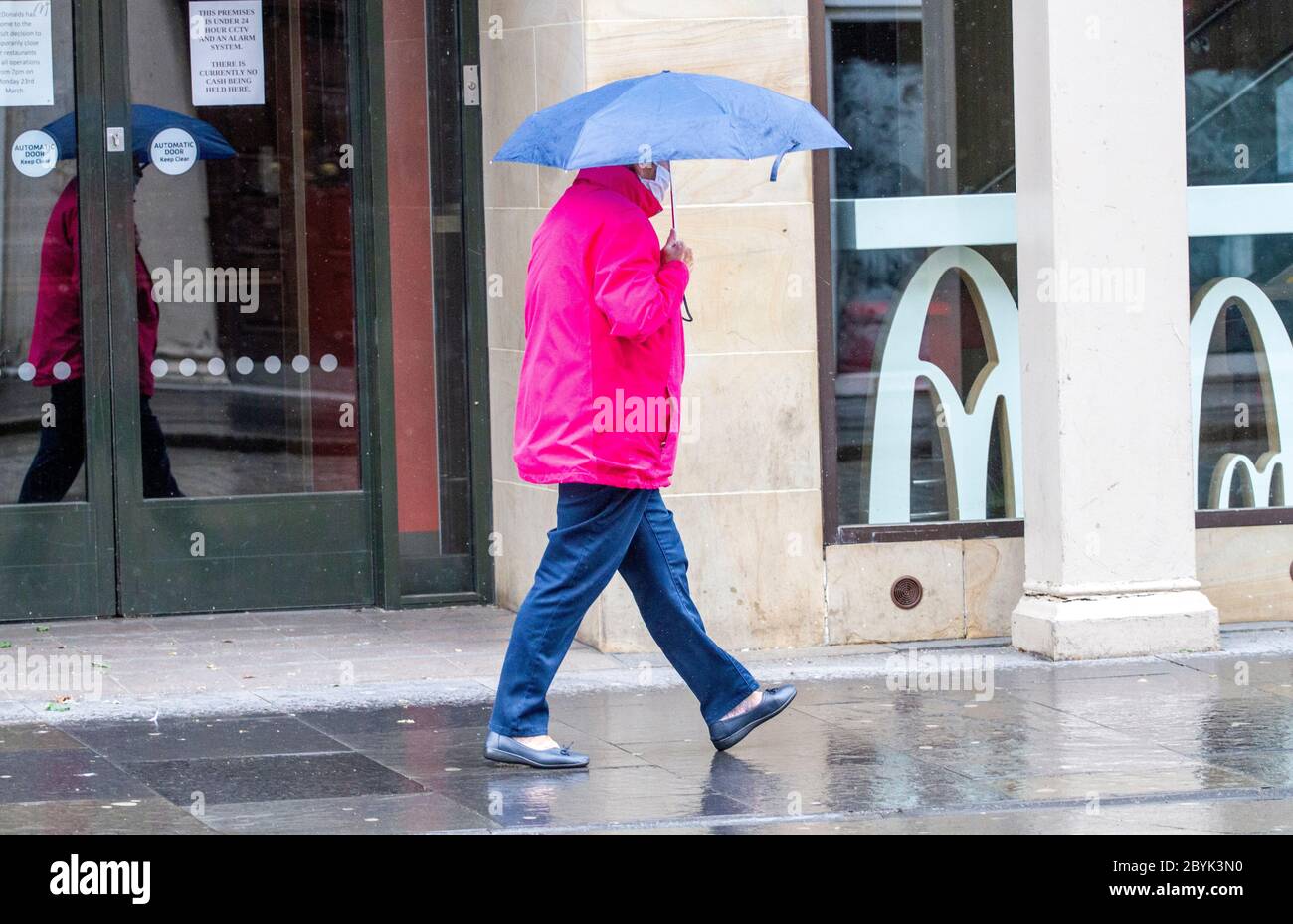 Dundee, Tayside, Schottland, Großbritannien. Juni 2020. UK Wetter: Ein eher nasser und grauer Tag mit leichtem Regen quer durch Nordostschottland. Die Anwohner nehmen den Tag mit, um während der entspannten Phase 2 des Covid-19 im Stadtzentrum von Dundee im Regen einkaufen zu gehen. Quelle: Dundee Photographics/Alamy Live News Stockfoto