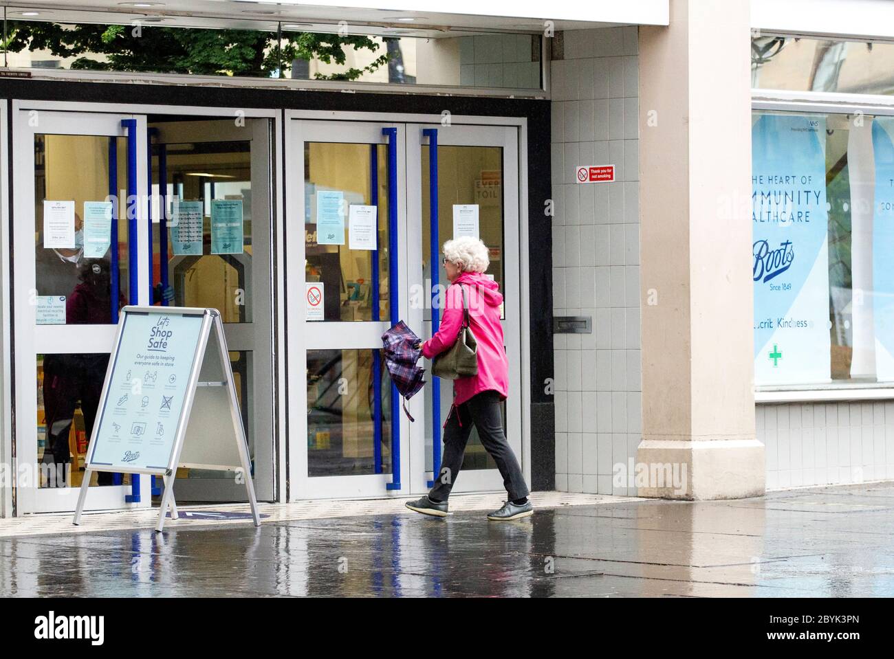 Dundee, Tayside, Schottland, Großbritannien. Juni 2020. UK Wetter: Ein eher nasser und grauer Tag mit leichtem Regen quer durch Nordostschottland. Die Anwohner nehmen den Tag mit, um während der entspannten Phase 2 des Covid-19 im Stadtzentrum von Dundee im Regen einkaufen zu gehen. Quelle: Dundee Photographics/Alamy Live News Stockfoto