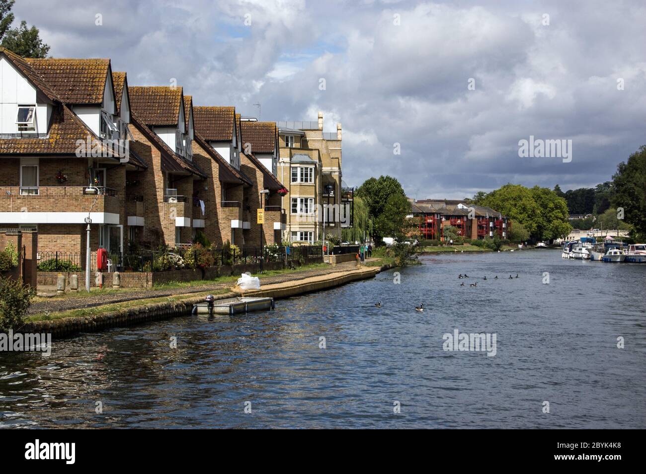 Reading, UK - 8. Juli 2011: Häuser mit Blick auf die Themse in Reading, Berkshire. Stockfoto