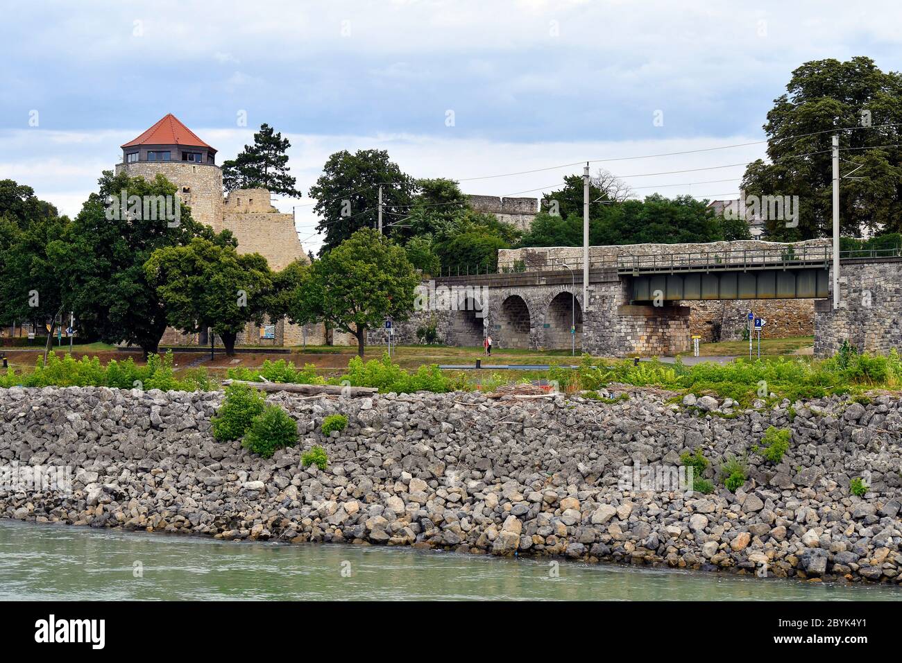 Österreich, Hainburg, alter Wachturm in der Stadt und Eisenbahnbrücke in Niederösterreich Stockfoto