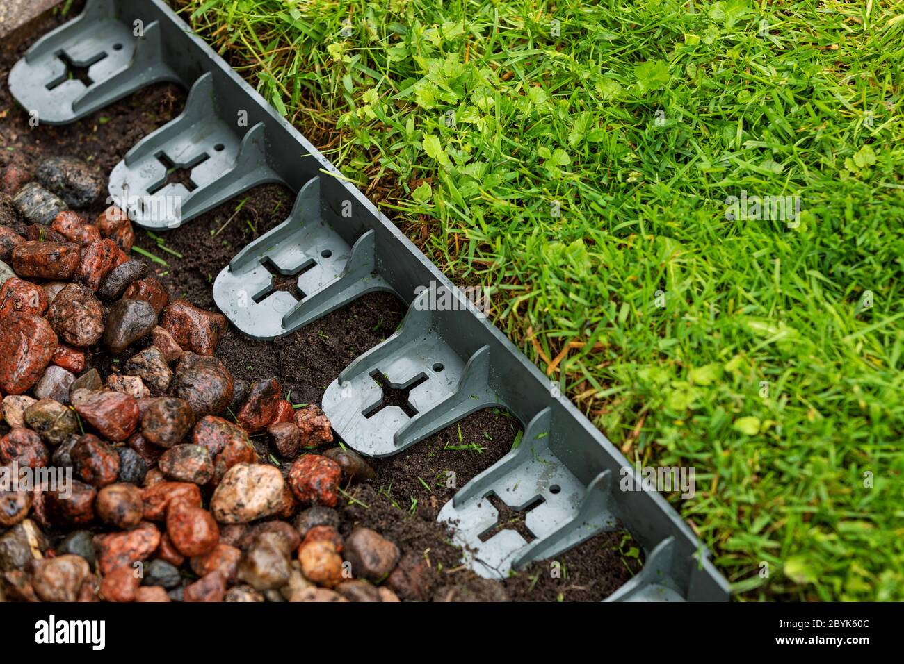 Landschaftsbau - Kunststoff Rasen Kanten im Garten Stockfoto