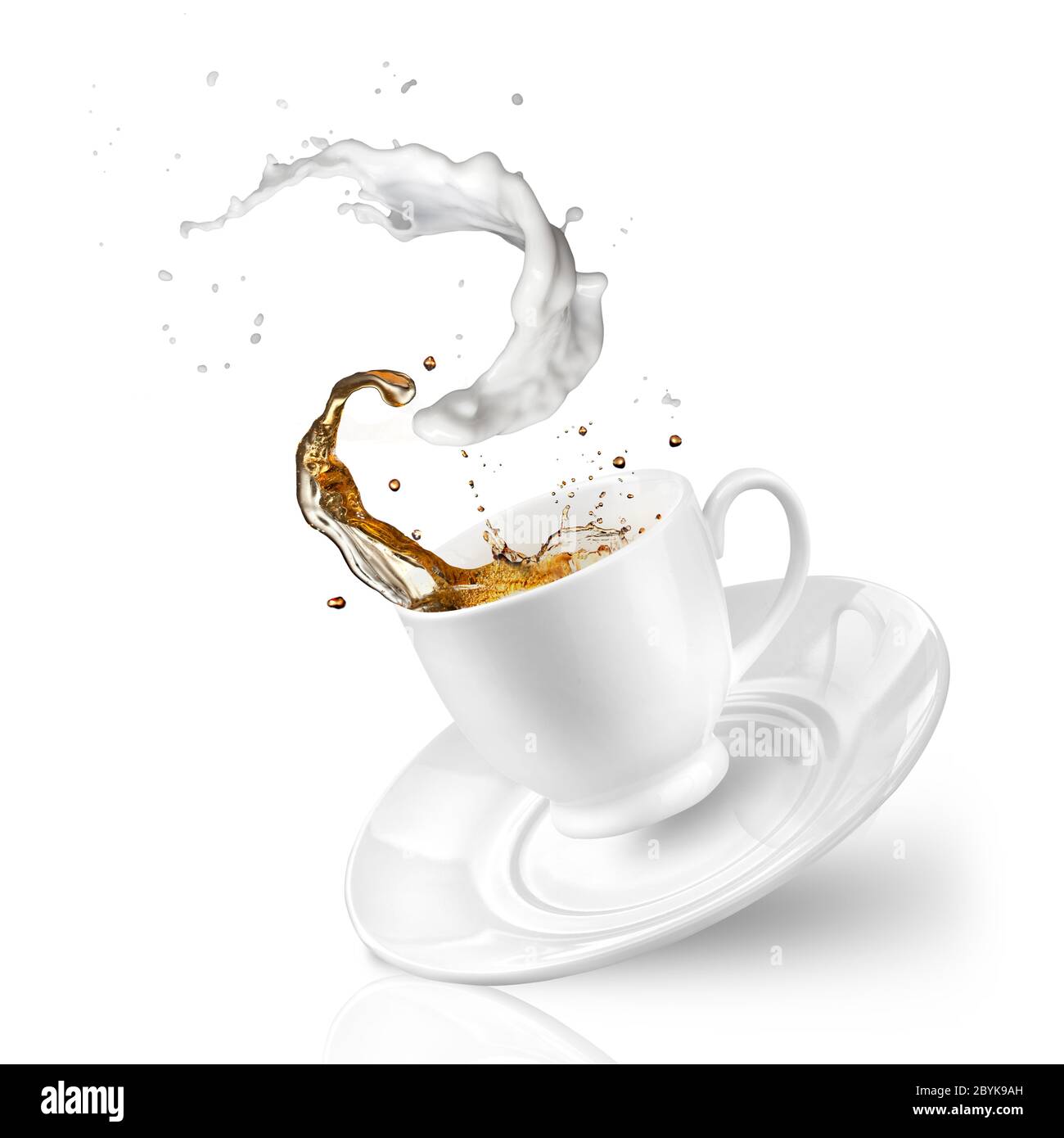 Spritzen der Tee mit Milch in die fallenden Tasse isoliert auf weiss Stockfoto