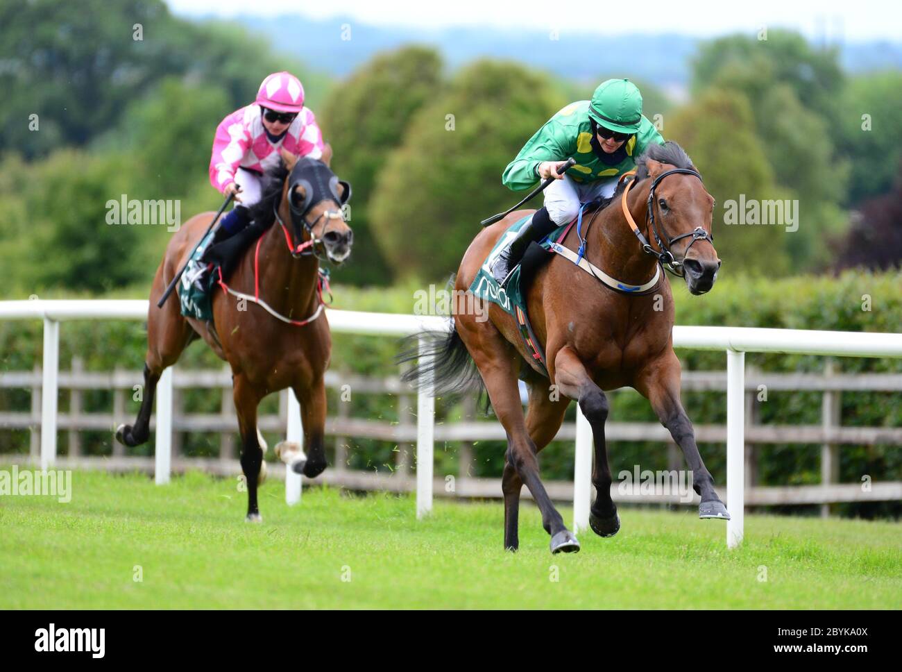 Boughtinthebark und Jockey James Doyle gewinnen das Navan Handicap (45-65) (Div 1) auf der Navan Racecourse, County Meath, Irland. Stockfoto