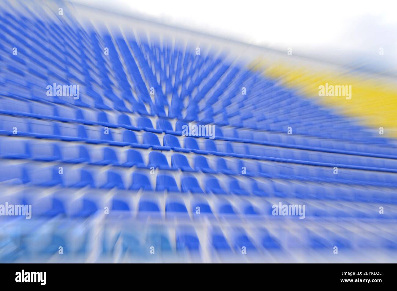 Blaue und gelbe Stühle des Stadions mit Zoom Stockfoto