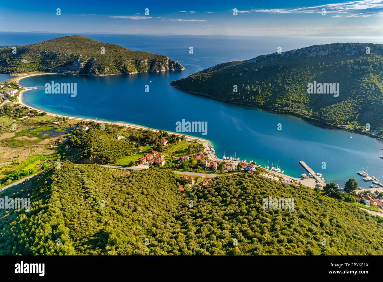 Luftaufnahme von Porto Koufo auf der Halbinsel Sithonia, in der Chalkidiki, Griechenland. Porto Koufo ist der größte Naturhafen Griechenlands Stockfoto