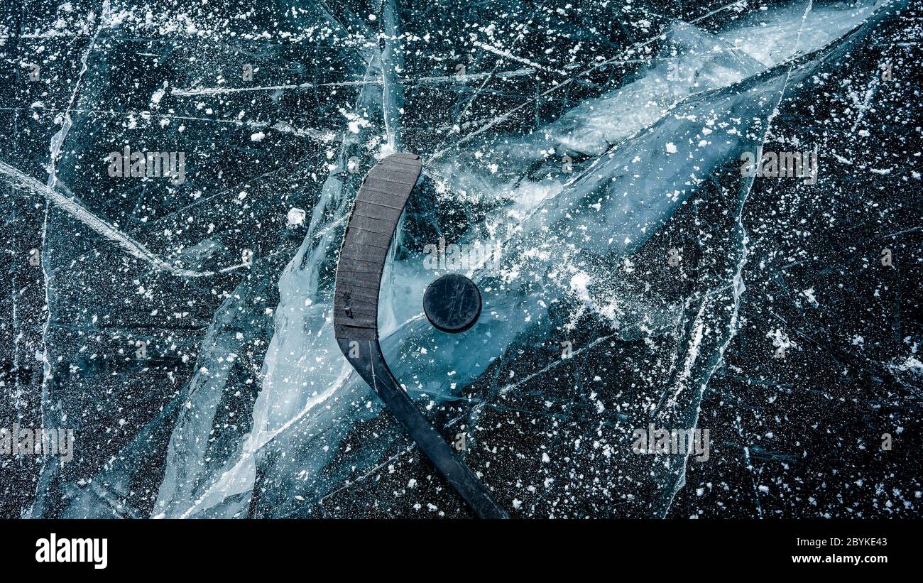 Artikeldetails Nahaufnahme Hockey Puck auf einem gefrorenen Teich. Eislaufen in der Natur bei Sonnenuntergang im Winter. Reisen und Sport Stockfoto
