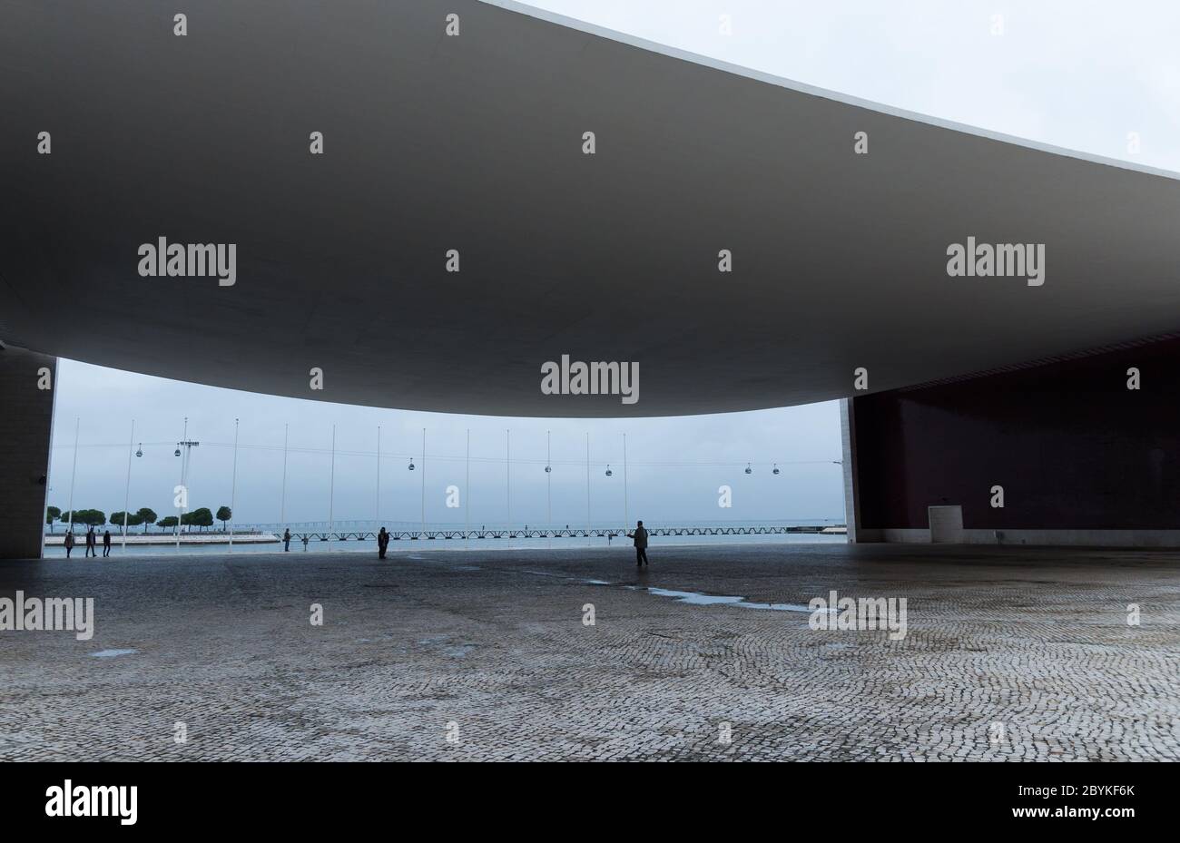 Pavillon von Portugal mit seinem Betonschleier, Lissabon, Portugal. September 2019. Entworfen für die Weltausstellung 1998 in Lissabon (Expo'98) von Álvaro Siza Stockfoto