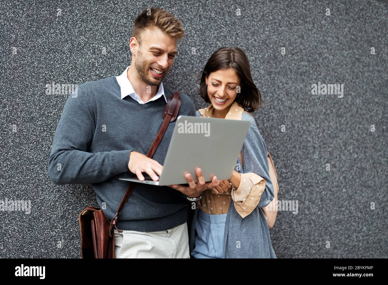Glückliches junges Paar mit Laptop im Freien. Reise, Geschäft, Leute Spaß Konzept Stockfoto